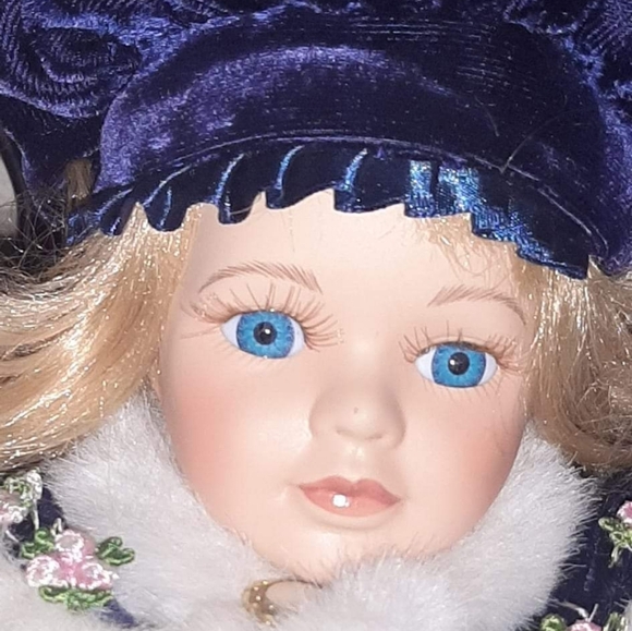 Vintage Porcelain doll - Picture 2 of 3